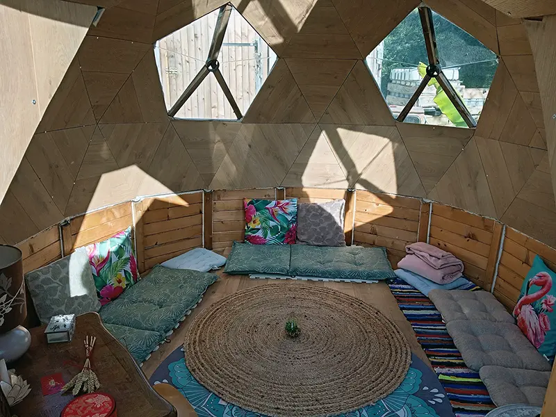 Espace chaleureux préparé pour un cercle de femmes