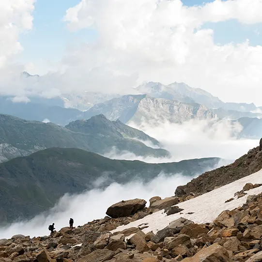 Photo de haute monatgne avec des randonneurs au loin