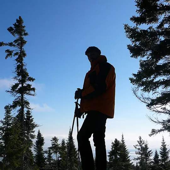 Silhouette d'un randonneur en montagne